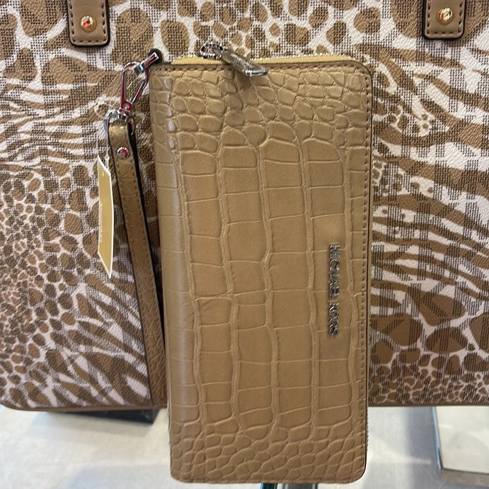 Michael Kors Large Jet Set Travel Continental Wristlet Phone Holder Case Wallet